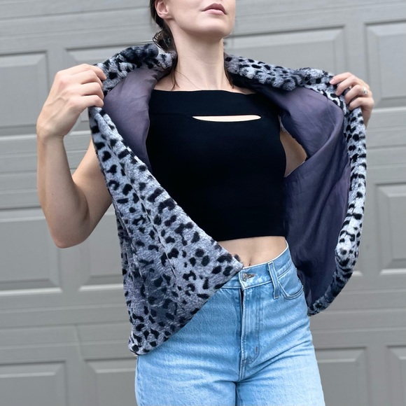 Betsey Johnson Fuzzy Silver Leopard Print Faux Fur Shrug Vest Size XL - Picture 3 of 5